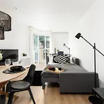 Cozy Black & White In Center With Free Garage By Renters Apartment *