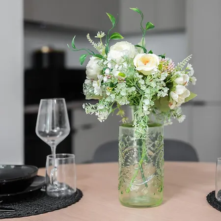 Cozy Black & White In Center With Free Garage By Renters *