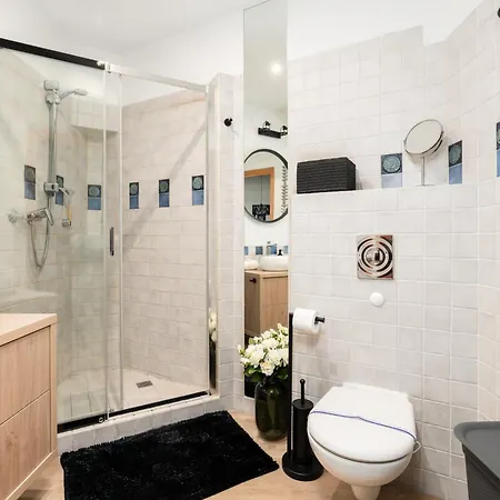 Cozy Black & White In Center With Free Garage By Renters شقة