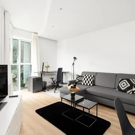 Cozy Black & White In Center With Free Garage By Renters شقة بوزنان