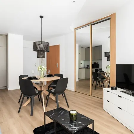 Cozy Black & White In Center With Free Garage By Renters *