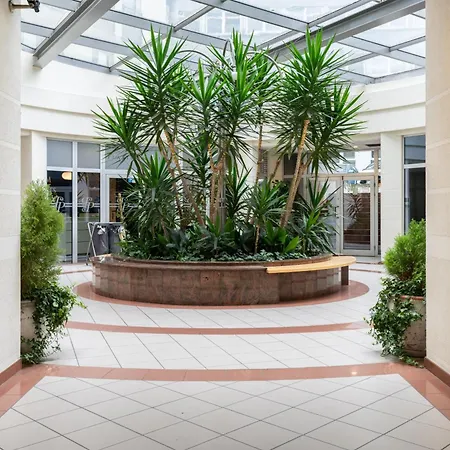 Cozy Black & White In Center With Free Garage By Renters *