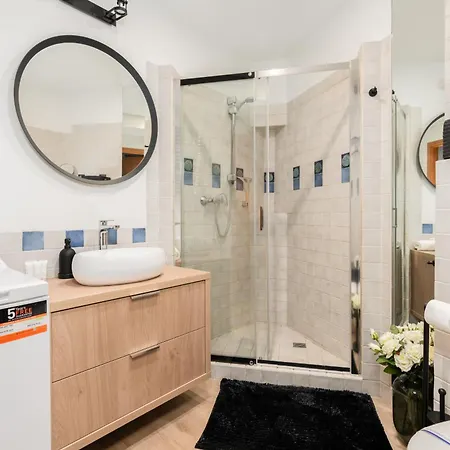 شقة Cozy Black & White In Center With Free Garage By Renters بوزنان