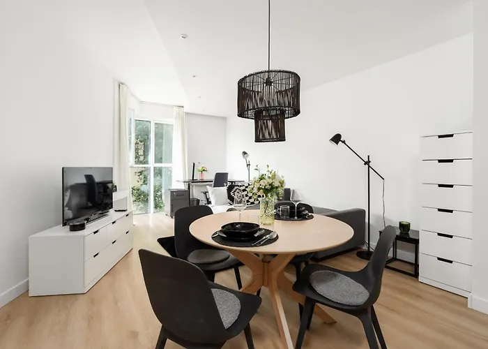 Cozy Black & White In Center With Free Garage By Renters Poznań