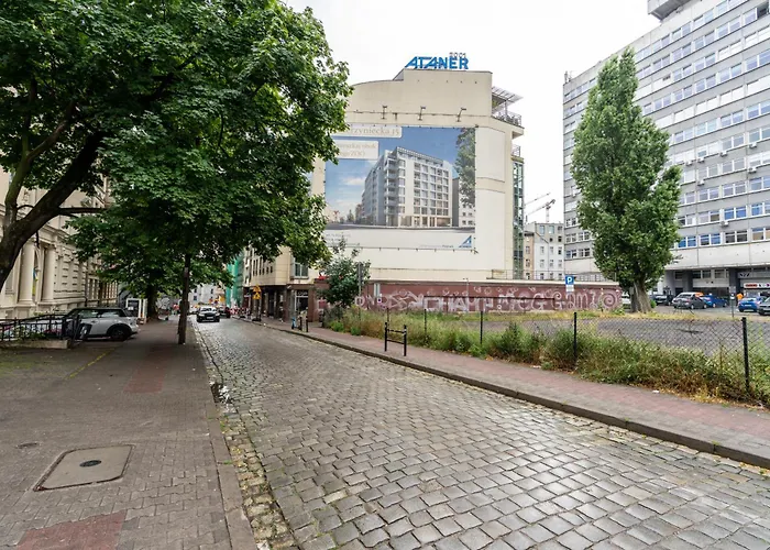 Cozy Black & White In Center With Free Garage By Renters Poznań