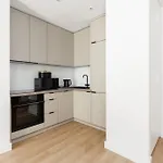 Cozy Black & White In Center With Free Garage By Renters Apartman *