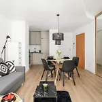 Cozy Black & White In Center With Free Garage By Renters Apartman