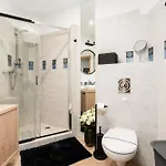 Cozy Black & White In Center With Free Garage By Renters Apartman