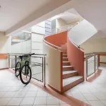 Cozy Black & White In Center With Free Garage By Renters *