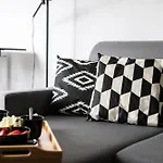 Cozy Black & White In Center With Free Garage By Renters