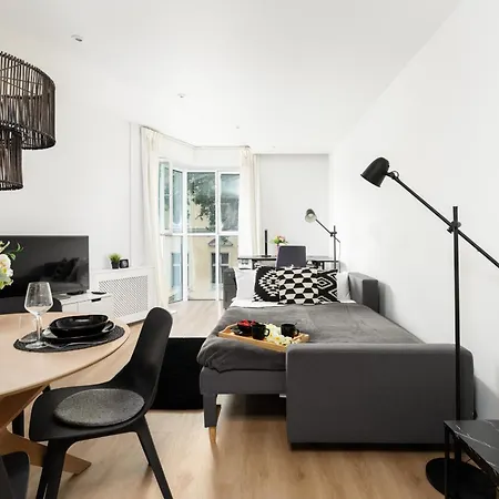 Cozy Black & White In Center With Free Garage By Renters Apartman *