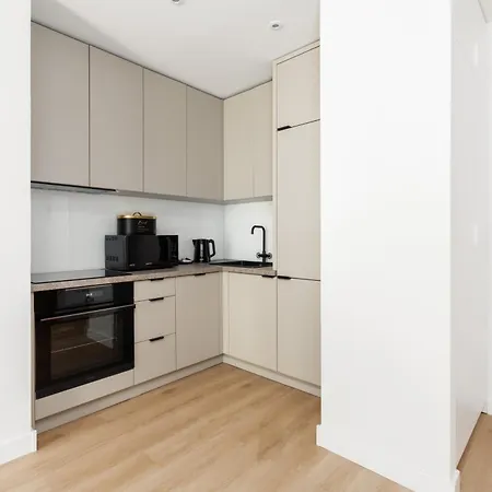 Cozy Black & White In Center With Free Garage By Renters Appartement *