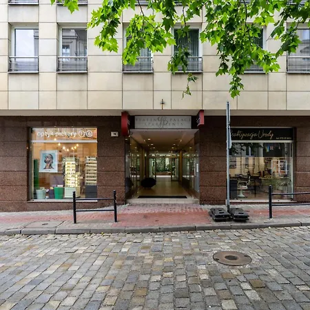 Cozy Black & White In Center With Free Garage By Renters Poznań