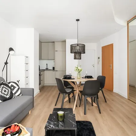 Cozy Black & White In Center With Free Garage By Renters Apartman