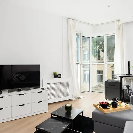 Cozy Black & White In Center With Free Garage By Renters * Poznaň