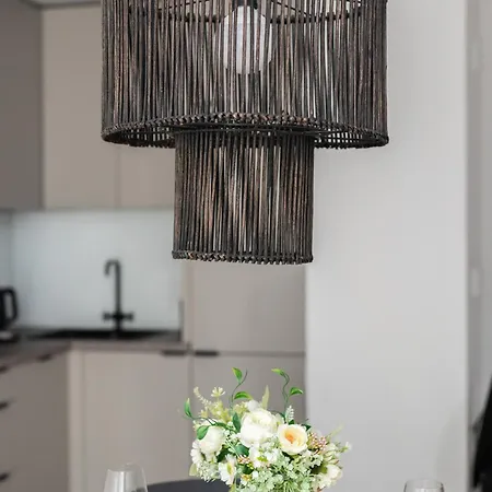 Cozy Black & White In Center With Free Garage By Renters *