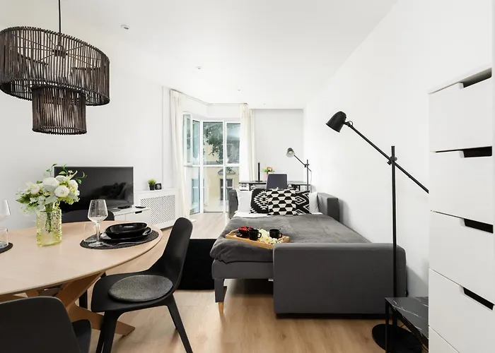 Cozy Black & White In Center With Free Garage By Renters Appartamento *
