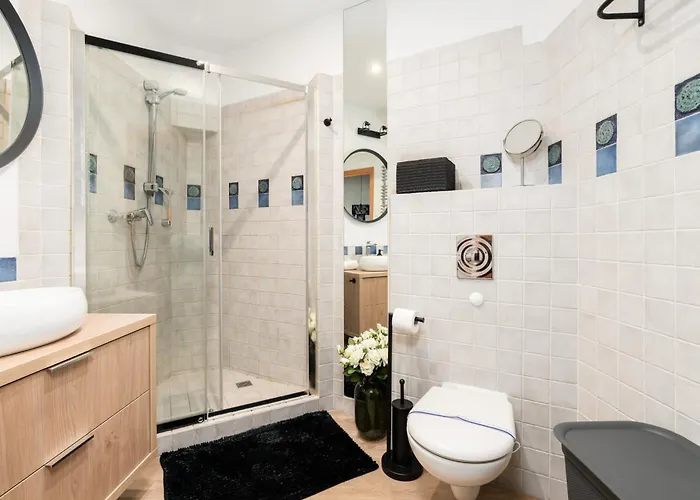 Cozy Black & White In Center With Free Garage By Renters Appartamento